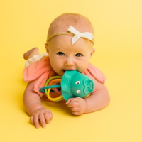 BABY-BANANA-GRZECHOTKA-I-GRYZAK-MEDUZA.2.png